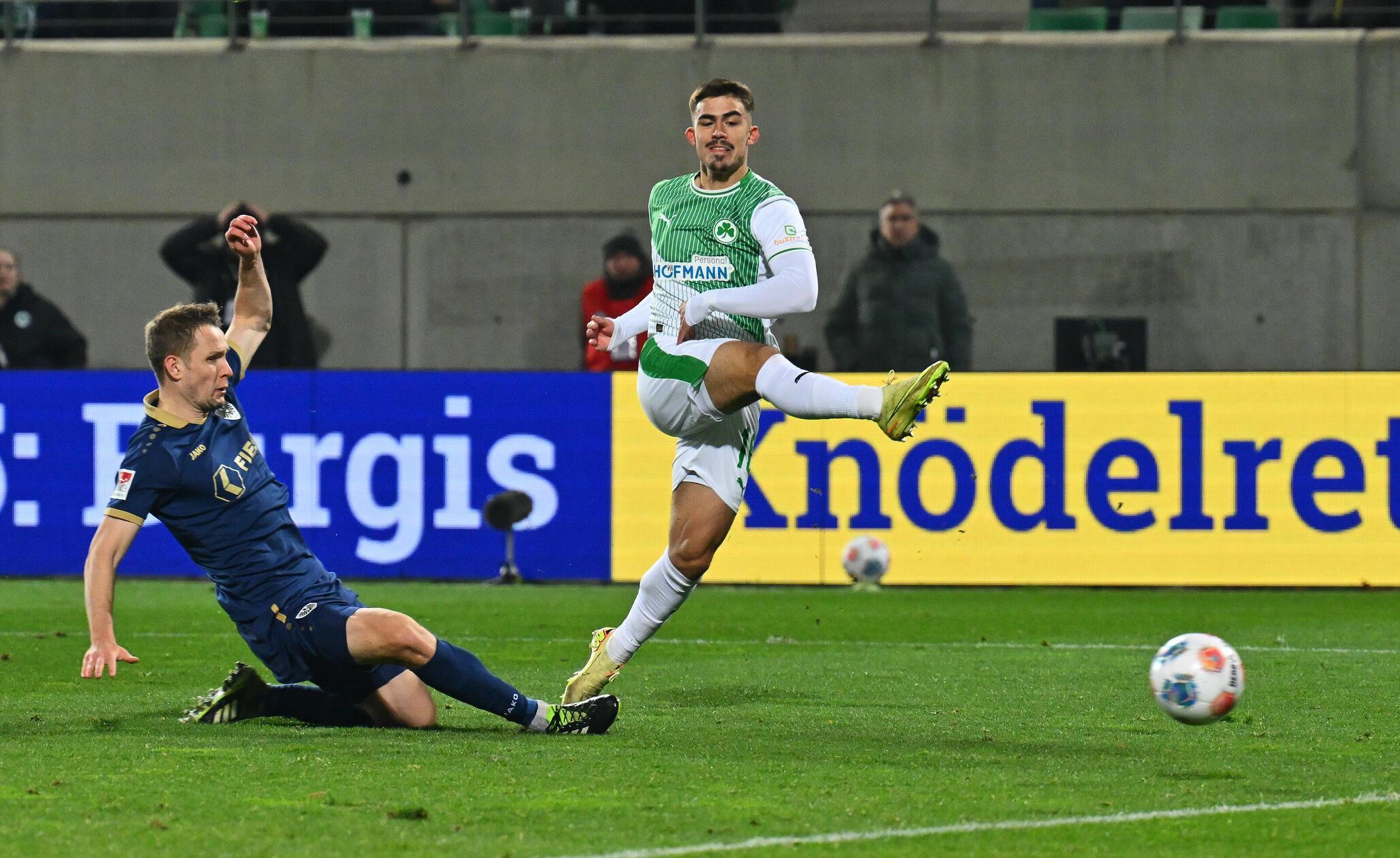 Zwei Minuten später tönt abermals der Torschrei der Fürther Fans durchs Stadion. Keller trifft nach Zuspiel von Sillah ins kurze Eck...