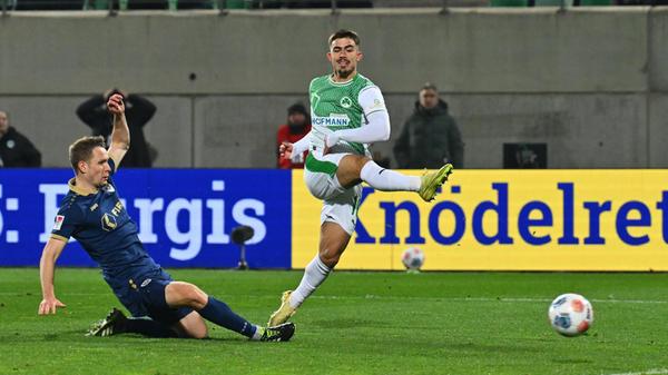 Zwei Minuten später tönt abermals der Torschrei der Fürther Fans durchs Stadion. Keller trifft nach Zuspiel von Sillah ins kurze Eck...