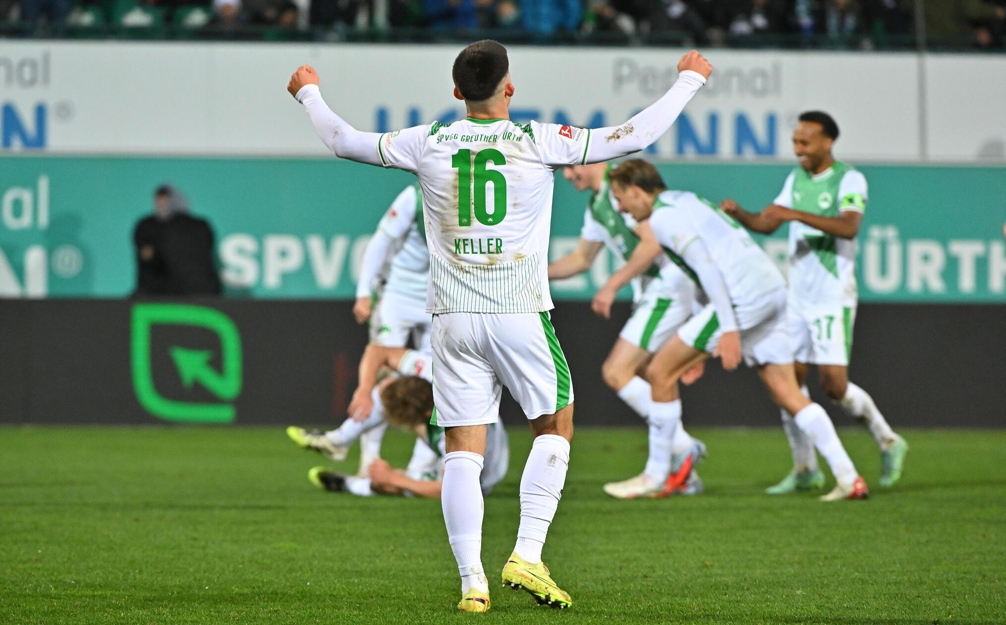 ...abermals jubeln die Spieler des Kleeblatts, doch erneut wird der Treffer zurückgenommen - Keller stand wie schon Futkeu im ersten Durchgang vor der Torerzielung im Abseits.