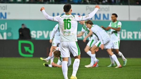 ...abermals jubeln die Spieler des Kleeblatts, doch erneut wird der Treffer zurückgenommen - Keller stand wie schon Futkeu im ersten Durchgang vor der Torerzielung im Abseits.