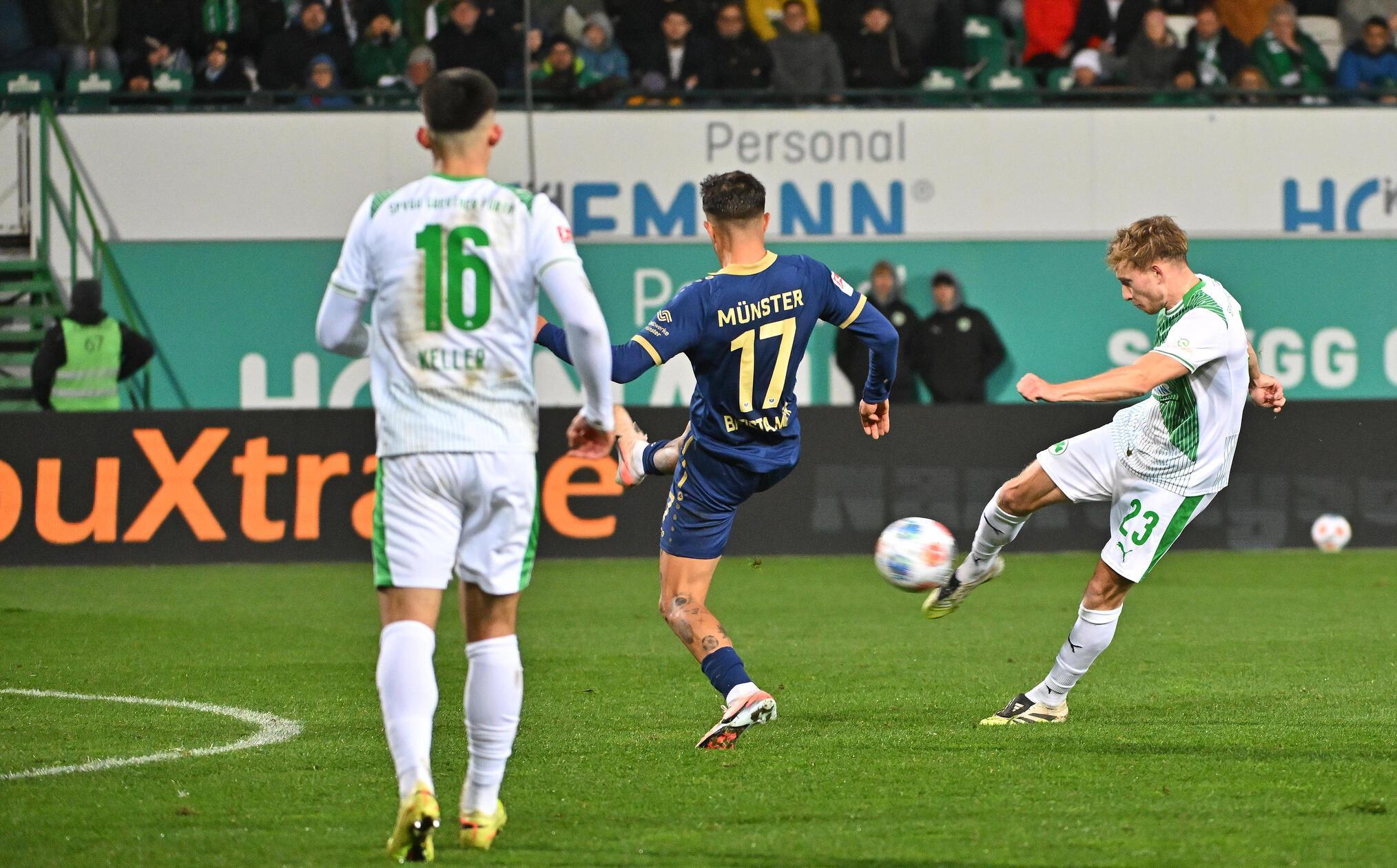 Als alles nach einem torlosen Remis aussieht, schlägt die Stunde des eingewechselten Jannik Dehm: Die Münsteraner klären einen weiten Einwurf zu kurz, Dehm nimmt die Kugel vor dem Sechzehner Volley...