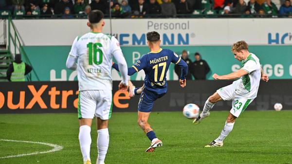 Als alles nach einem torlosen Remis aussieht, schlägt die Stunde des eingewechselten Jannik Dehm: Die Münsteraner klären einen weiten Einwurf zu kurz, Dehm nimmt die Kugel vor dem Sechzehner Volley...