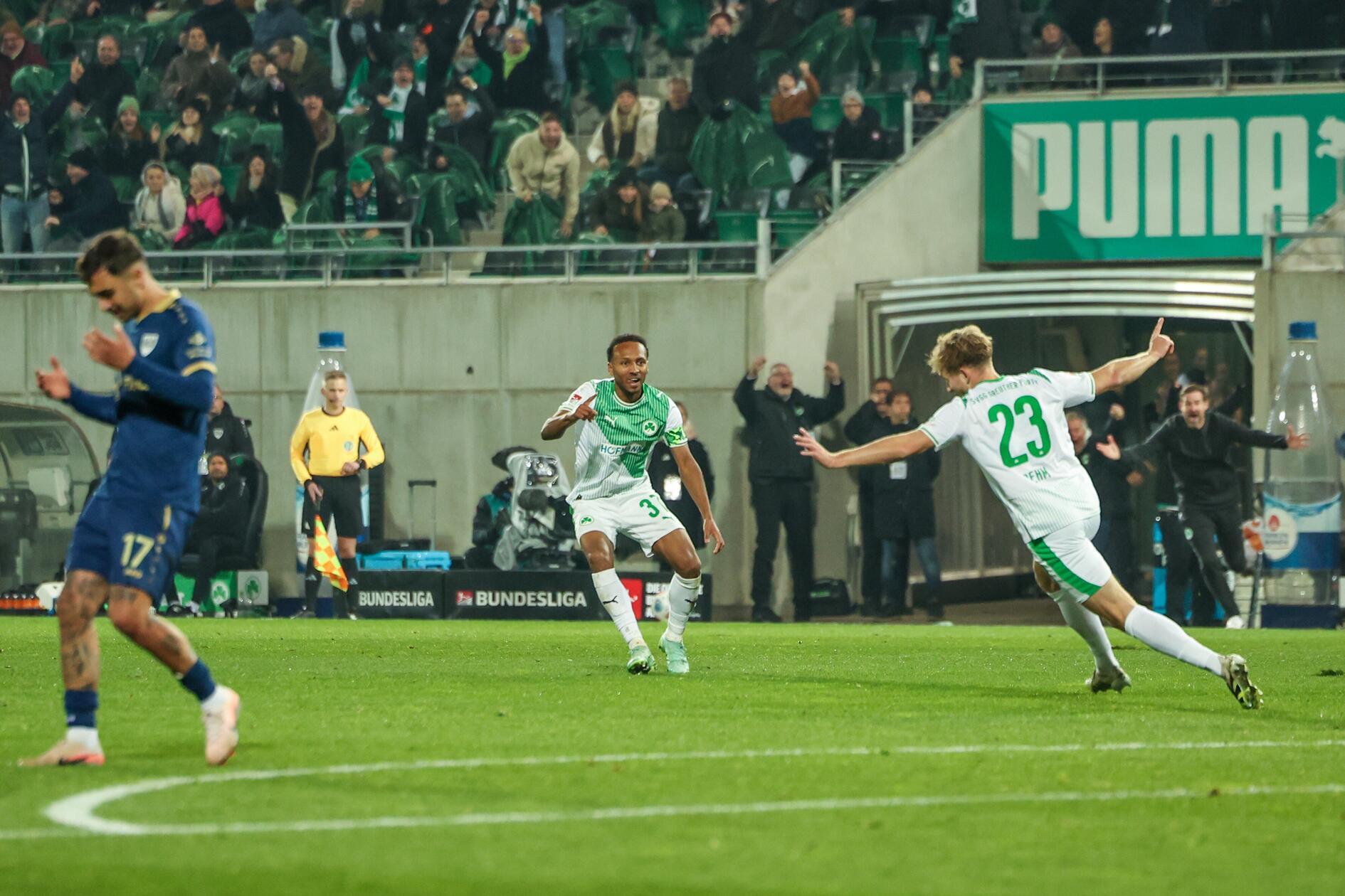 ...und schweißt das Spielgerät unhaltbar unter die Latte. Der späte Siegtreffer für die Spielvereinigung!