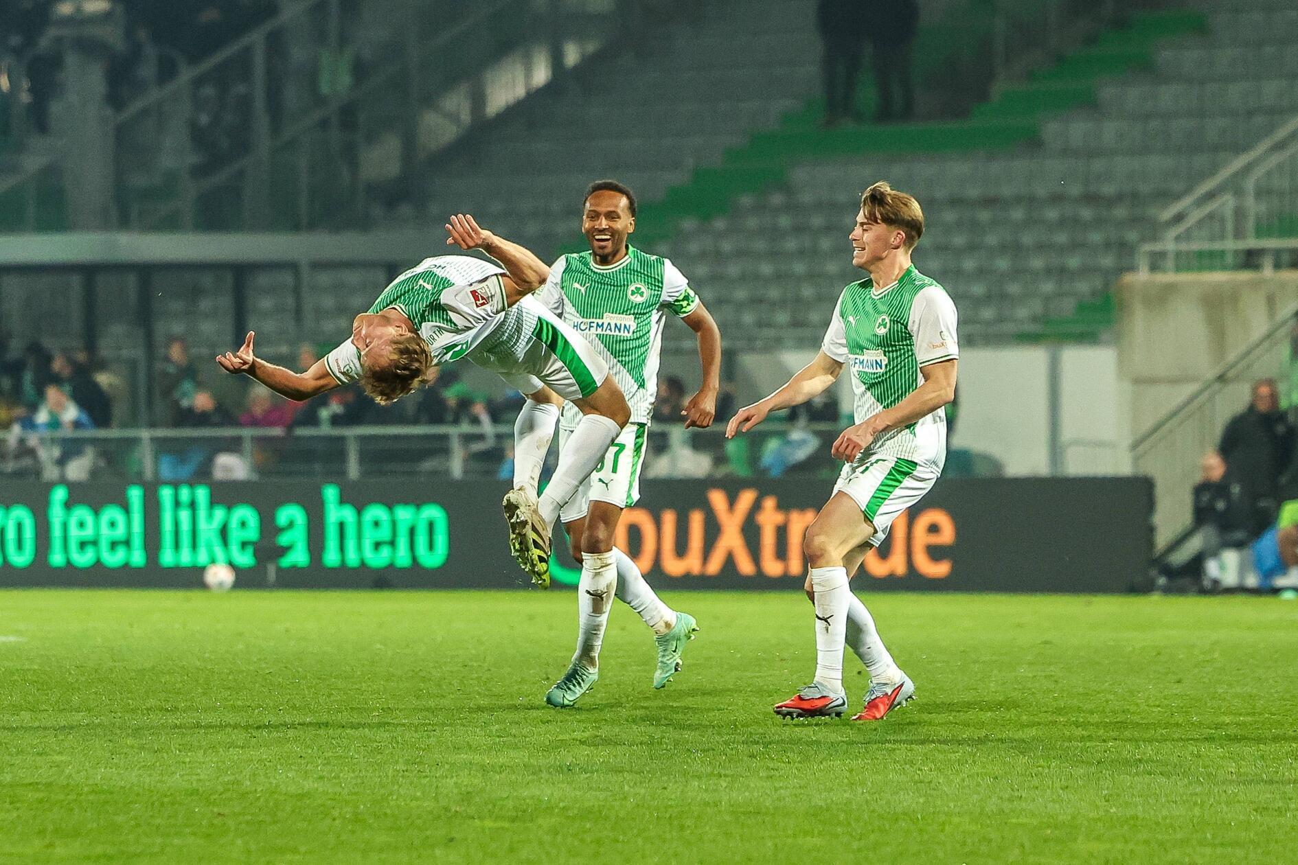 Akrobatisch bejubelt der Joker den Treffer des Abends.