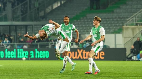 Akrobatisch bejubelt der Joker den Treffer des Abends.