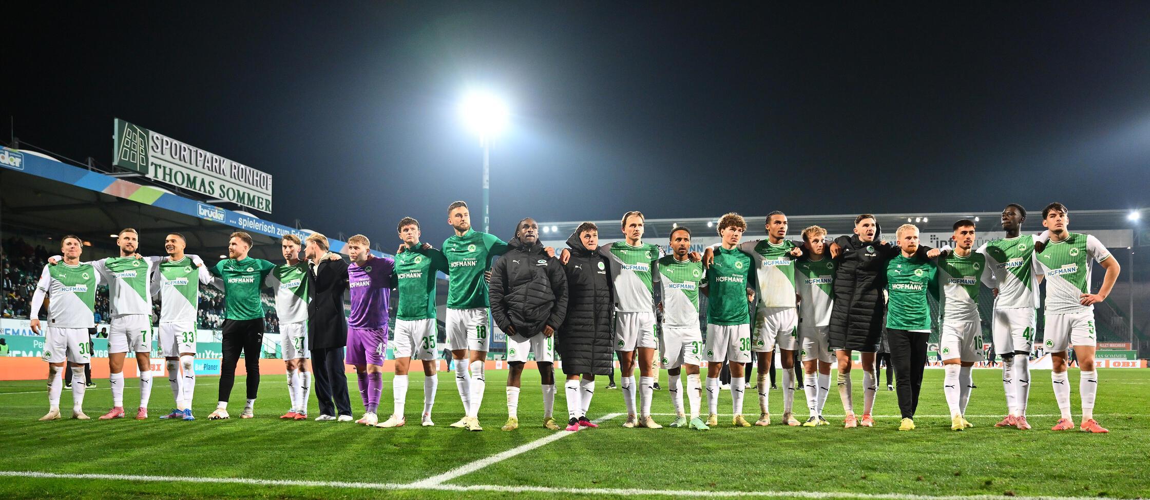 Am Ende freuen sich Mannschaft und Fans über einen späten Heimsieg und drei immens wichtige Punkte im Abstiegskampf. Nach der Länderspielpause geht es auswärts in Darmstadt weiter.