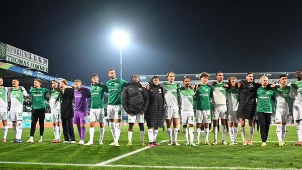 Am Ende freuen sich Mannschaft und Fans über einen späten Heimsieg und drei immens wichtige Punkte im Abstiegskampf. Nach der Länderspielpause geht es auswärts in Darmstadt weiter.
