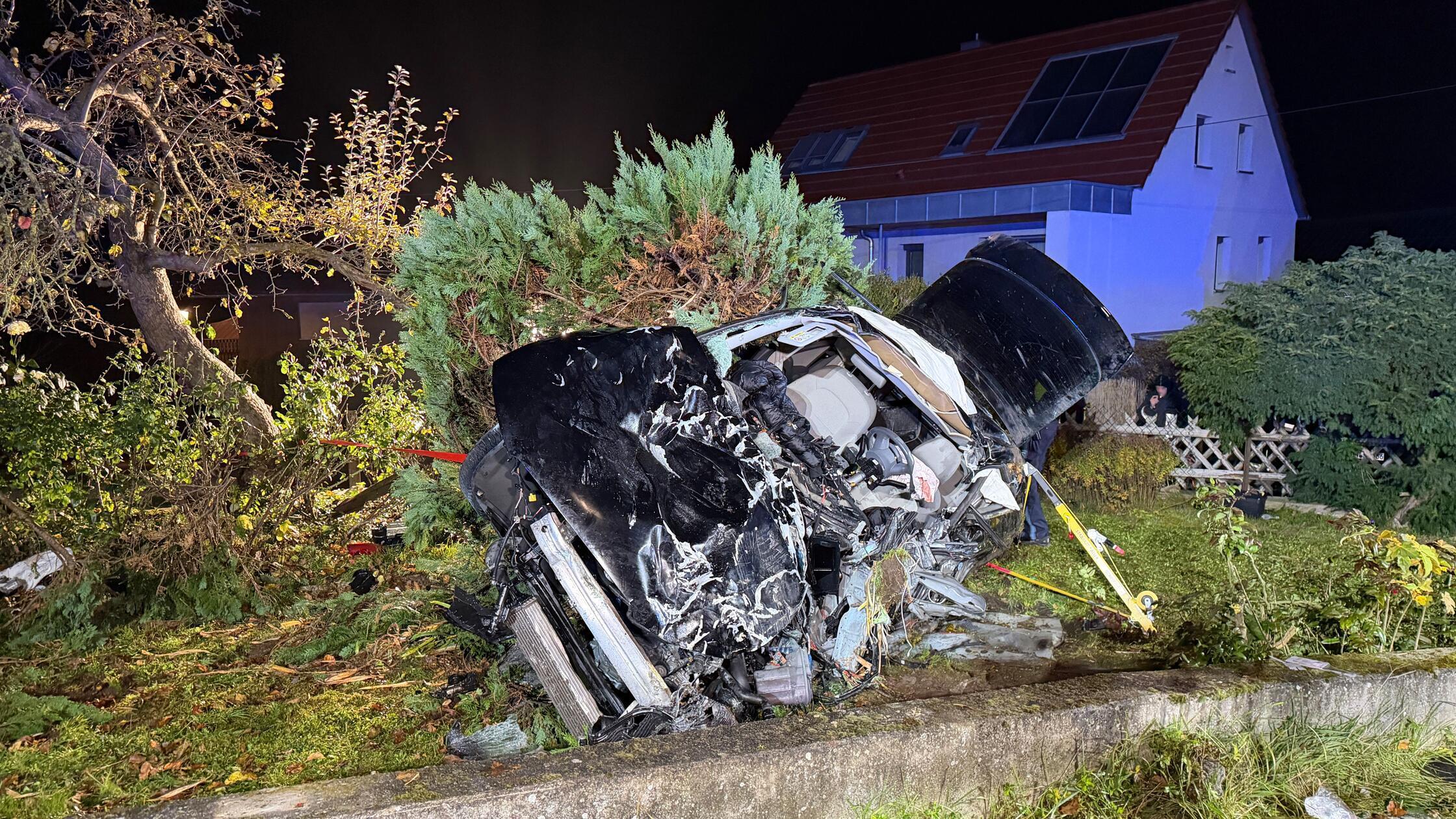 Auto überschlägt sich mehrfach: Unfall in Mittelfranken endet in Vorgarten - Fahrer schwer verletzt