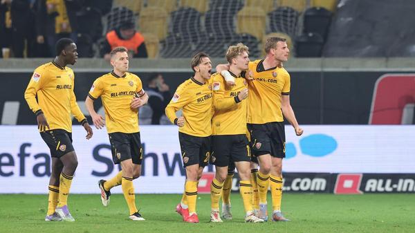 Erneut geht es dann um das Schlüsselwort "Sekunden". Sekunden vor der Pause trifft Dresden dann in der Nachspielzeit überraschend zum Ausgleich. Zum "psychologisch wichtigen" Zeitpunkt - wie es so schön im Fußball heißt. Natürlich nur aus Hausherren-Sicht. Für den Club ist es ein echter Nackenschlag vor dem Pausentee. Dann...