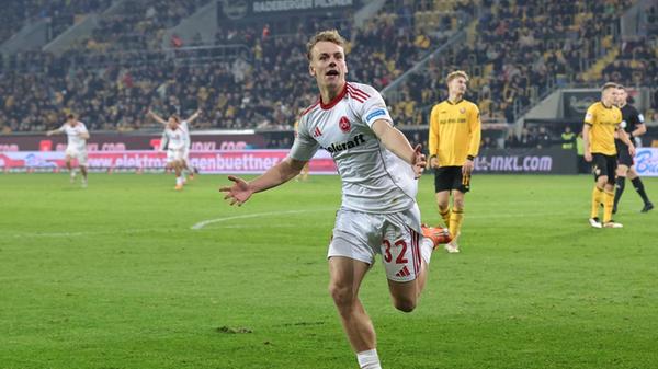 "Es ist schon ein Kindheitstraum, sein erstes Profi-Tor zu erzielen. Ich hatte auch Tränen in den Augen bei der Auswechselung", sagte der 20 Jahre alte Janisch bei Sky. "Ich wollte den Ball auch ins lange Eck schießen, das war mein erster Gedanke. Als er vom Fuß weg war, habe ich gemerkt, der kommt gut."