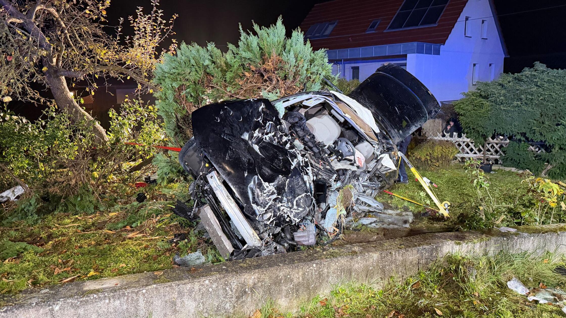 Auto mehrfach überschlagen - Unfall endet im Vorgarten