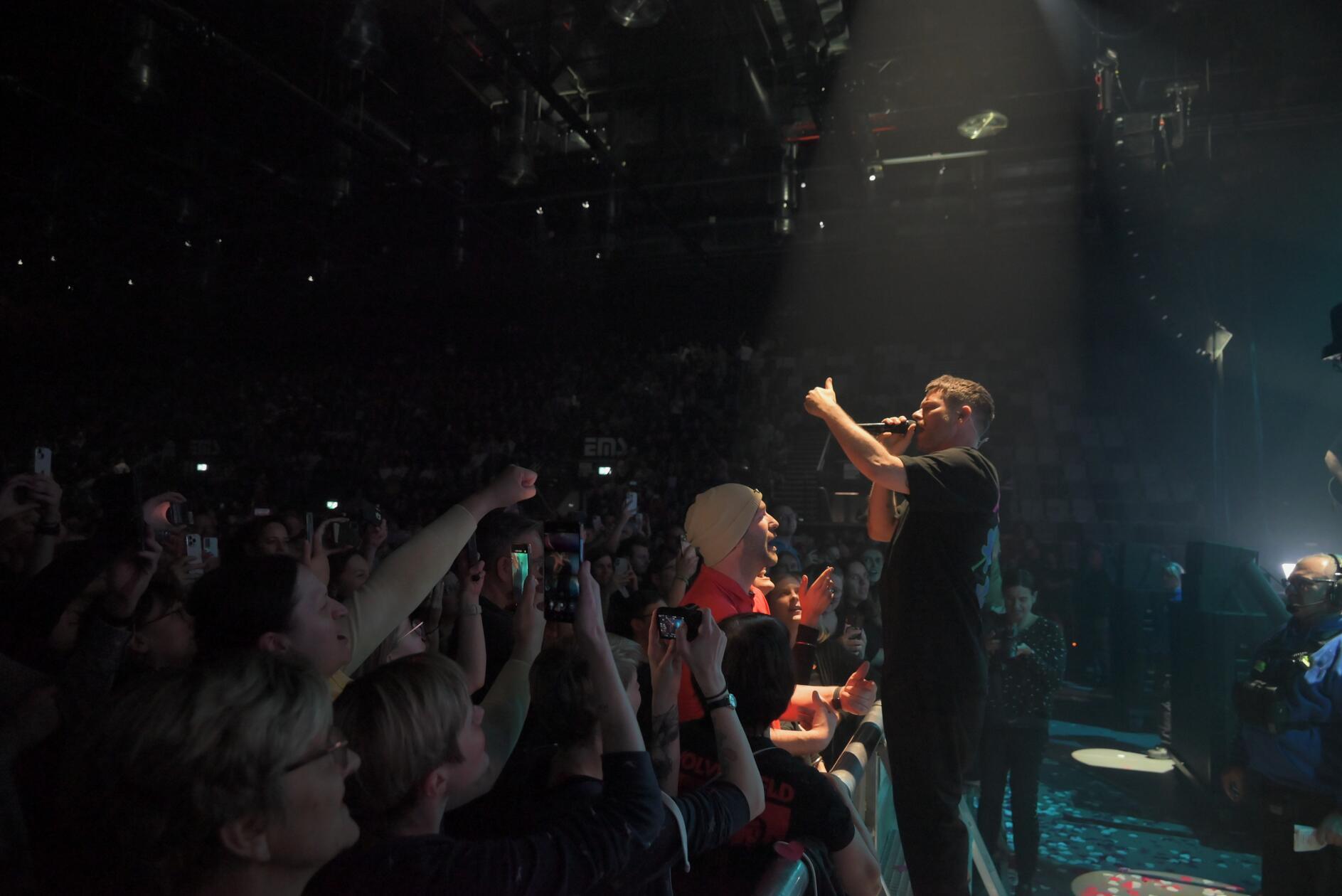 ... darunter "Halt dich an mir fest", "Lass uns gehen" oder "Ich lass für dich das Licht an".