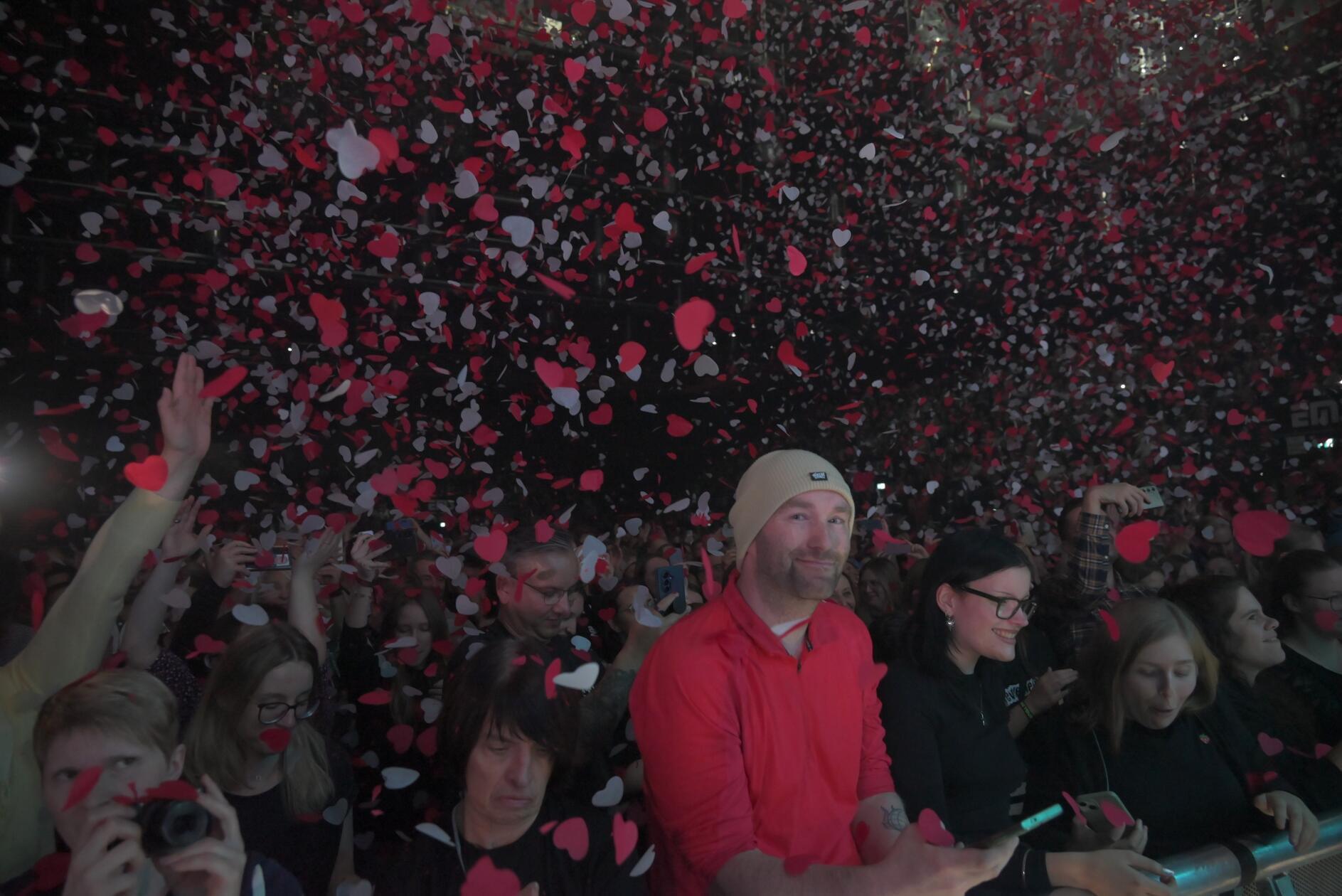 Zum Abschluss flogen Herzen in der Nürnberger Kia Arena.