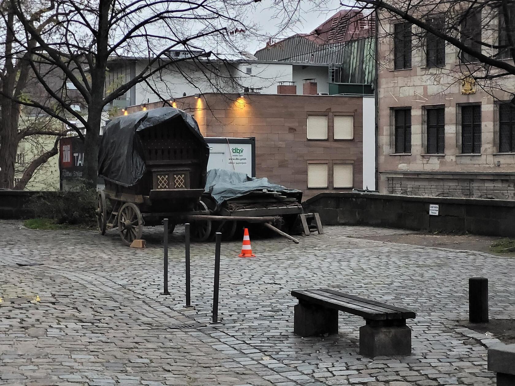 Diese Woche wurde bereits vor der Sebalduskirche in Nürnberg für das Mittelalterepos "The Uprising" gedreht. Genau an diesem Platz, auf dem nun noch ein Gespann stehen blieb, sichteten Passanten und Passantinnen einen der Hauptdarsteller, Tom Holland, im Kostüm.