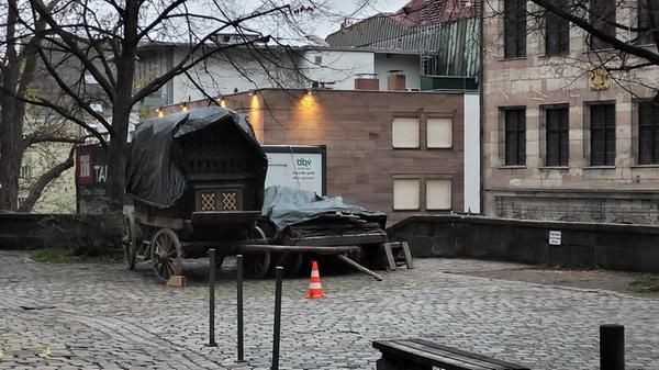 Diese Woche wurde bereits vor der Sebalduskirche in Nürnberg für das Mittelalterepos "The Uprising" gedreht. Genau an diesem Platz, auf dem nun noch ein Gespann stehen blieb, sichteten Passanten und Passantinnen einen der Hauptdarsteller, Tom Holland, im Kostüm.