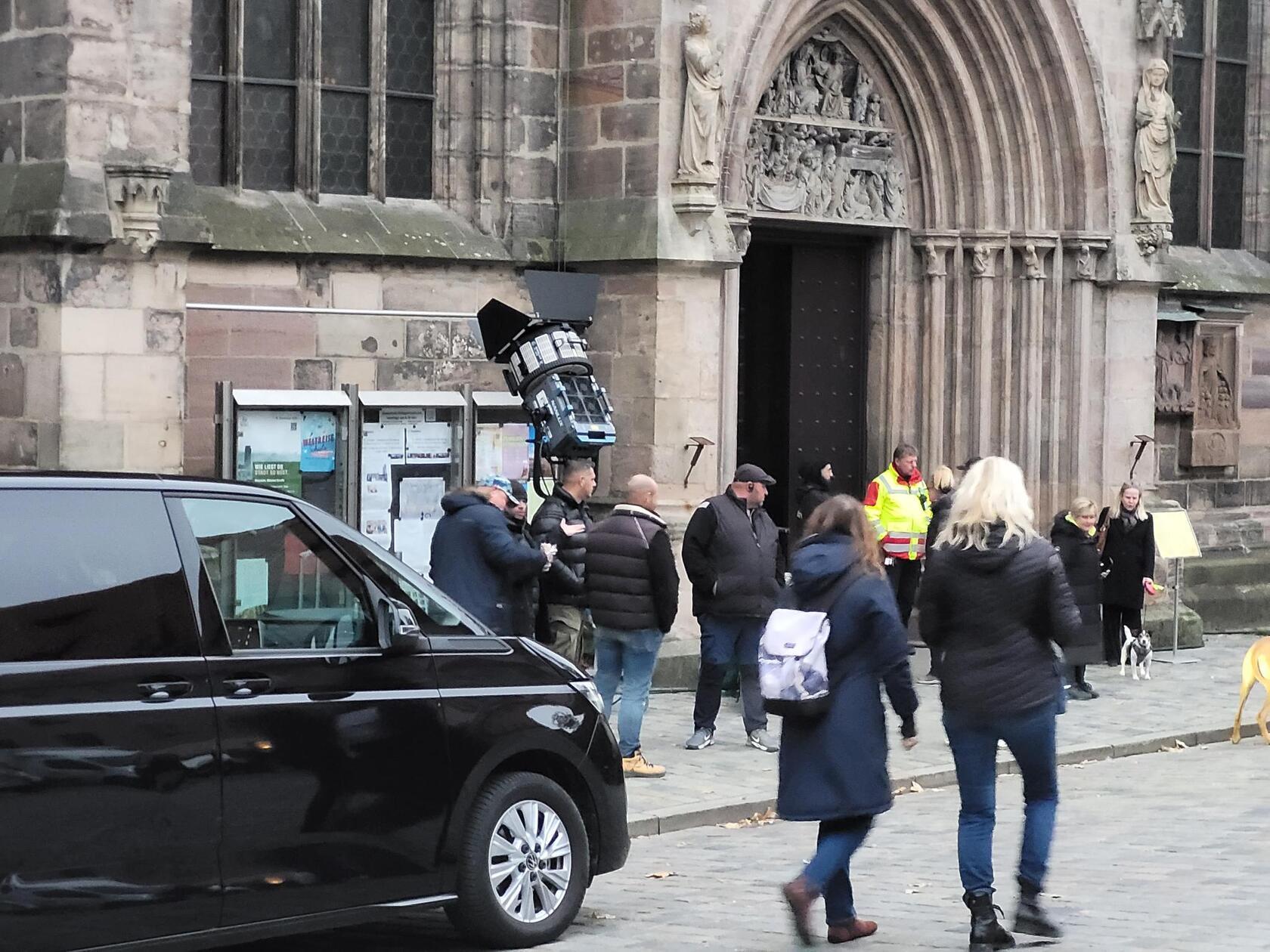 Immer wieder fahren am späten Samstagnachmittag schwarze Kleintransporter mit verdunkelten Scheiben vor - sie bringen die Darsteller offenbar an die verschiedenen Filmstätten in der Altstadt.