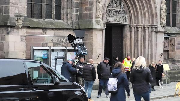 Immer wieder fahren am späten Samstagnachmittag schwarze Kleintransporter mit verdunkelten Scheiben vor - sie bringen die Darsteller offenbar an die verschiedenen Filmstätten in der Altstadt.