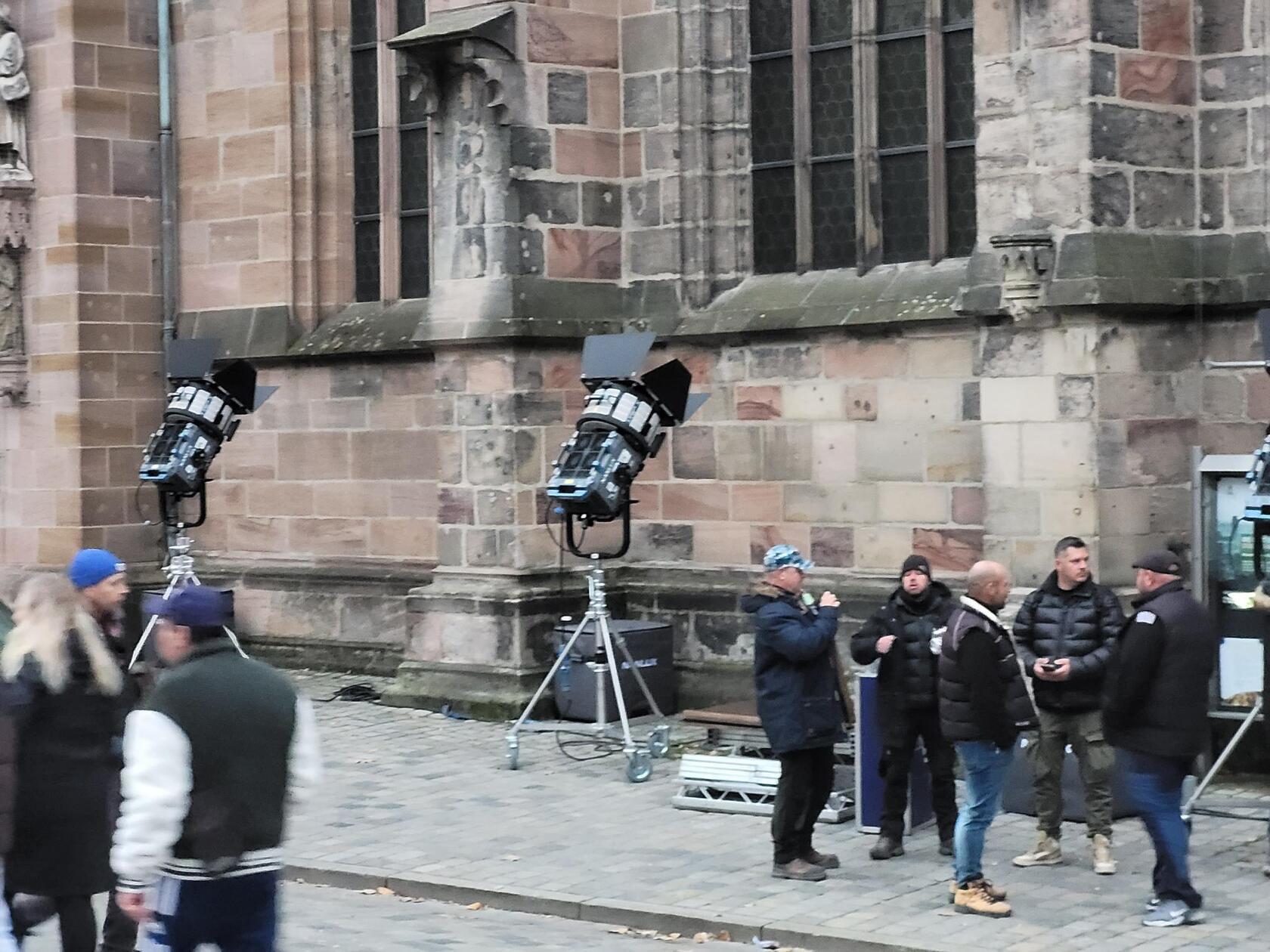 Seitlich der Sebalduskirche, direkt zum Sebalder Platz hin, weisen auch große Scheinwerfer auf die Filmproduktion im Inneren der Kirche hin.