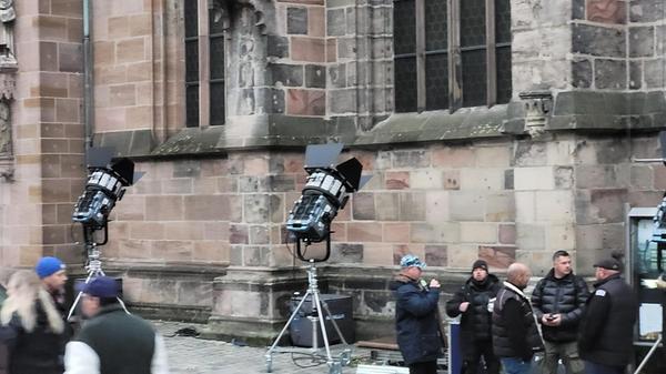 Seitlich der Sebalduskirche, direkt zum Sebalder Platz hin, weisen auch große Scheinwerfer auf die Filmproduktion im Inneren der Kirche hin.
