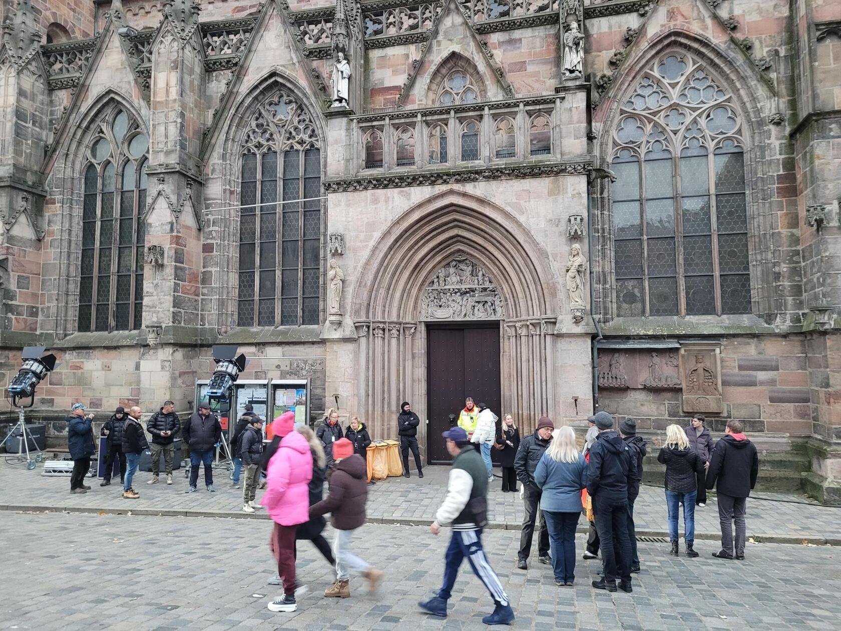 Vor Ort sichert Security-Personal den Zugang zur Kirche - immer wieder fragen auch Interessierte oder Schaulustige nach dem, was da vorgeht.