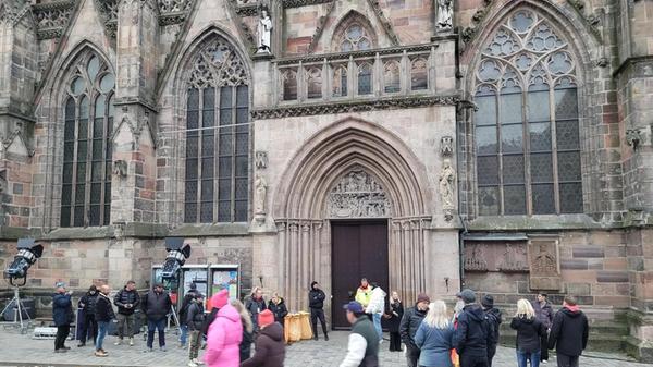 Vor Ort sichert Security-Personal den Zugang zur Kirche - immer wieder fragen auch Interessierte oder Schaulustige nach dem, was da vorgeht.