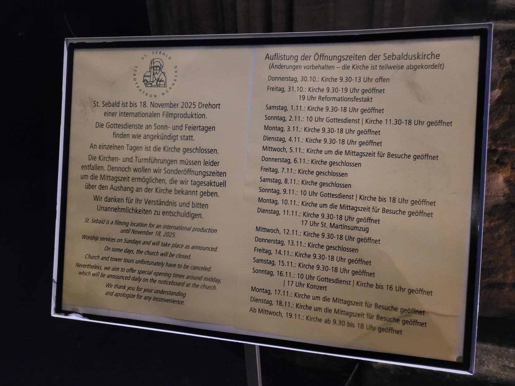 Auch ein Schild verweist auf das gesperrte Kircheninnere.