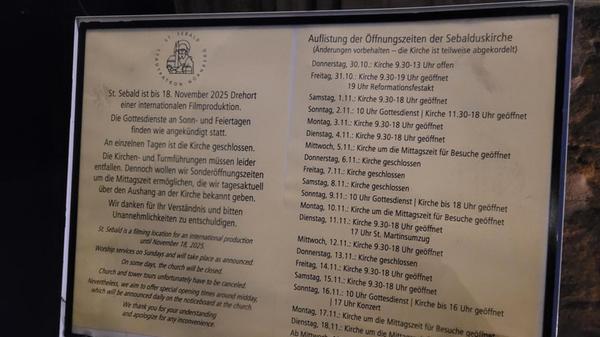Auch ein Schild verweist auf das gesperrte Kircheninnere.