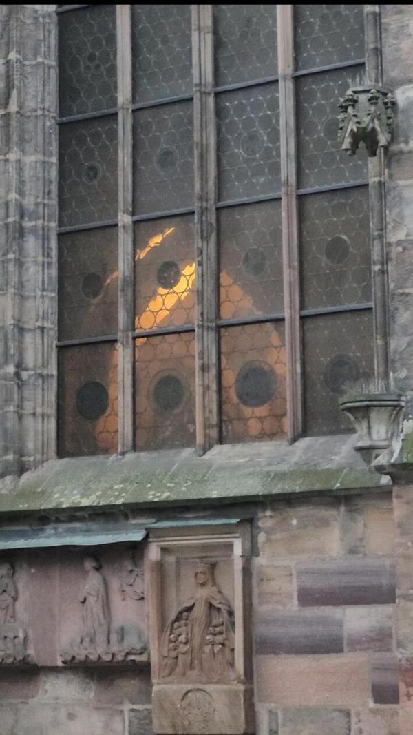 Aus dem Inneren der Sebalduskirche dringt Licht. Gegenüber nn.de wurde berichtet, dass Augenzeugen sagen, dass vom Innenraum der Kirche kaum etwas übrig sei, die Umbauarbeiten massiv gewesen seien. Zahlreiche Wände im Inneren wurden eingezogen, dazu üppige Tafeln mit Kerzen aufgebaut - offenbar wird das Nürnberger Wahrzeichen im Film nicht zwangsläufig auch als Kirche gezeigt.