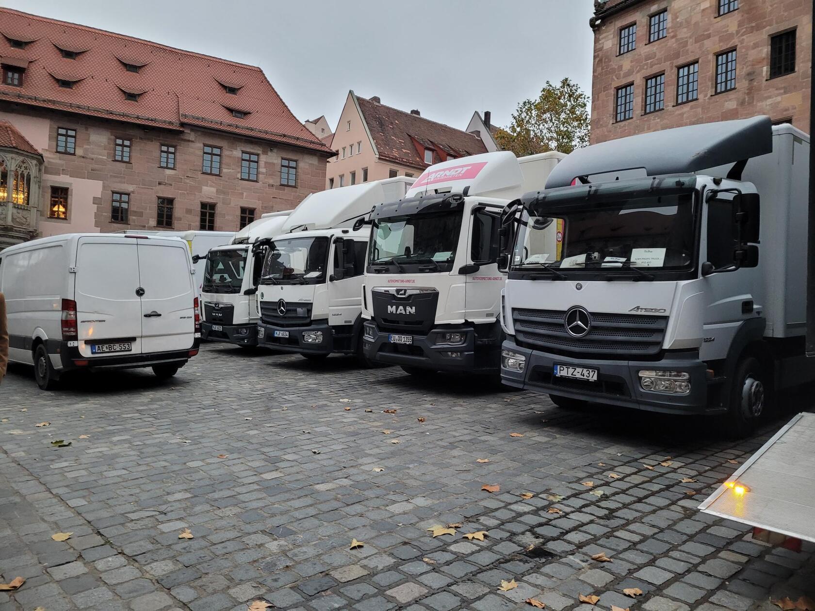 Auf dem Sebalder Platz stehen einige Lastwagen - dahinter schickt ein Catering-Wagen Kochdampf in die kalte Novemberluft.