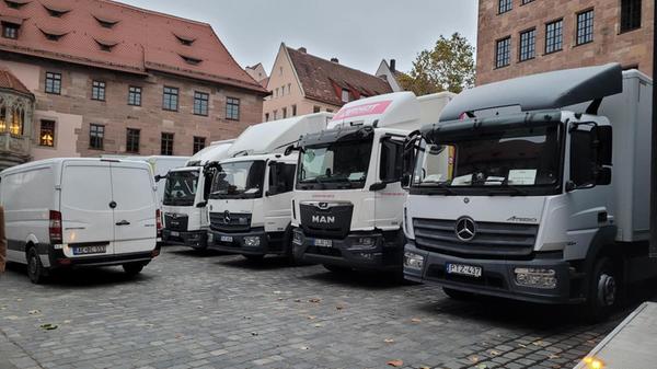 Auf dem Sebalder Platz stehen einige Lastwagen - dahinter schickt ein Catering-Wagen Kochdampf in die kalte Novemberluft.