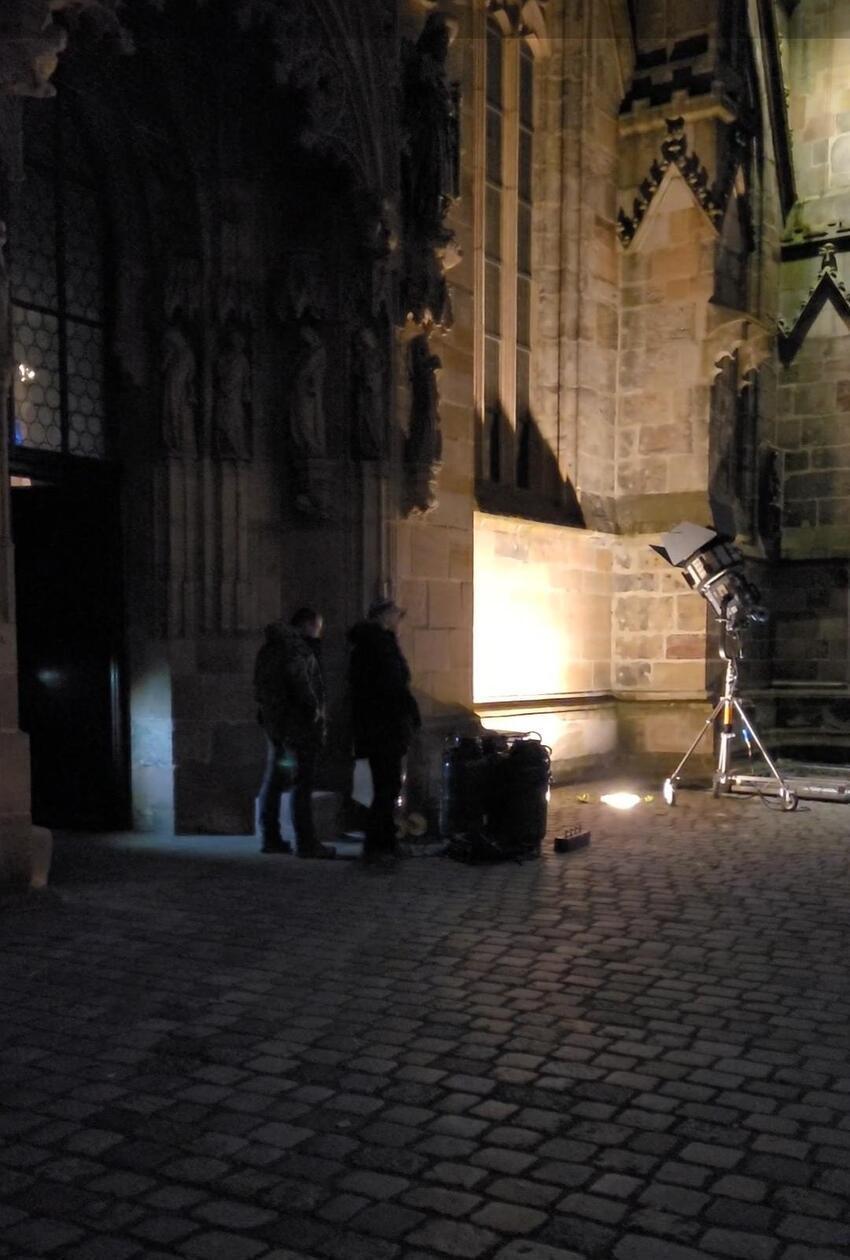 Immer wieder treten Produktionsmitarbeitende am Samstagabend aus der Sebalduskirche hinaus, mit Kabeln oder Technikkästen in der Hand.