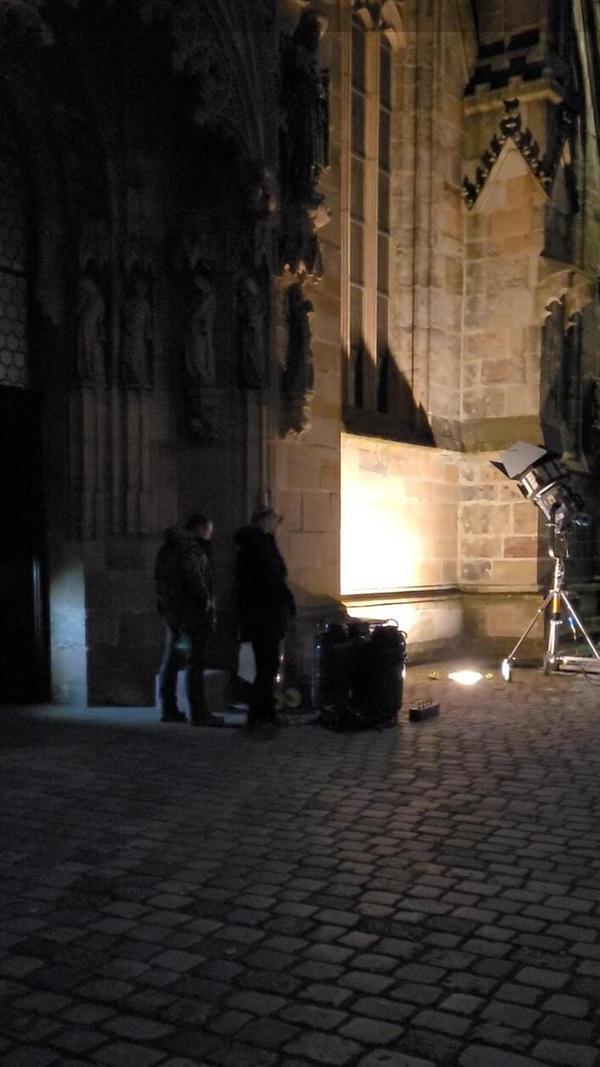 Immer wieder treten Produktionsmitarbeitende am Samstagabend aus der Sebalduskirche hinaus, mit Kabeln oder Technikkästen in der Hand.