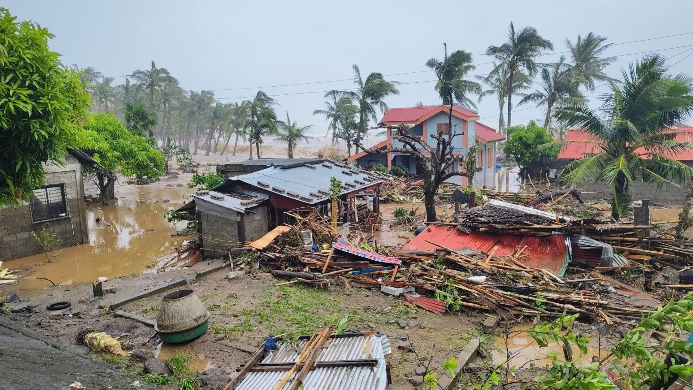 Supertaifun „Fung-Wong“ trifft in den Philippinen auf Land