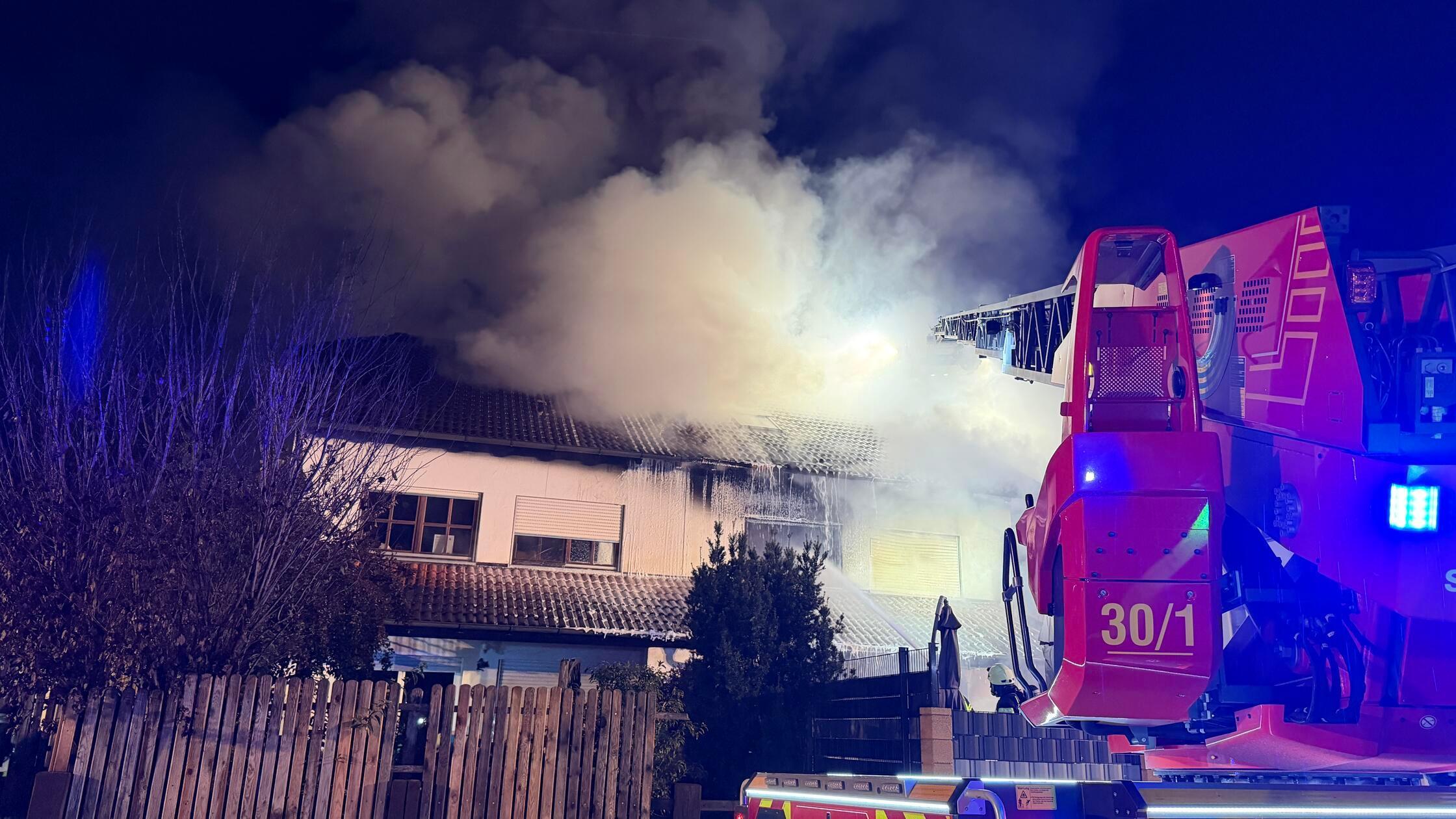 Explosionsgeräusch in Bayern: Bewohner bei Brand vermisst - Großaufgebot an Einsatzkräften vor Ort