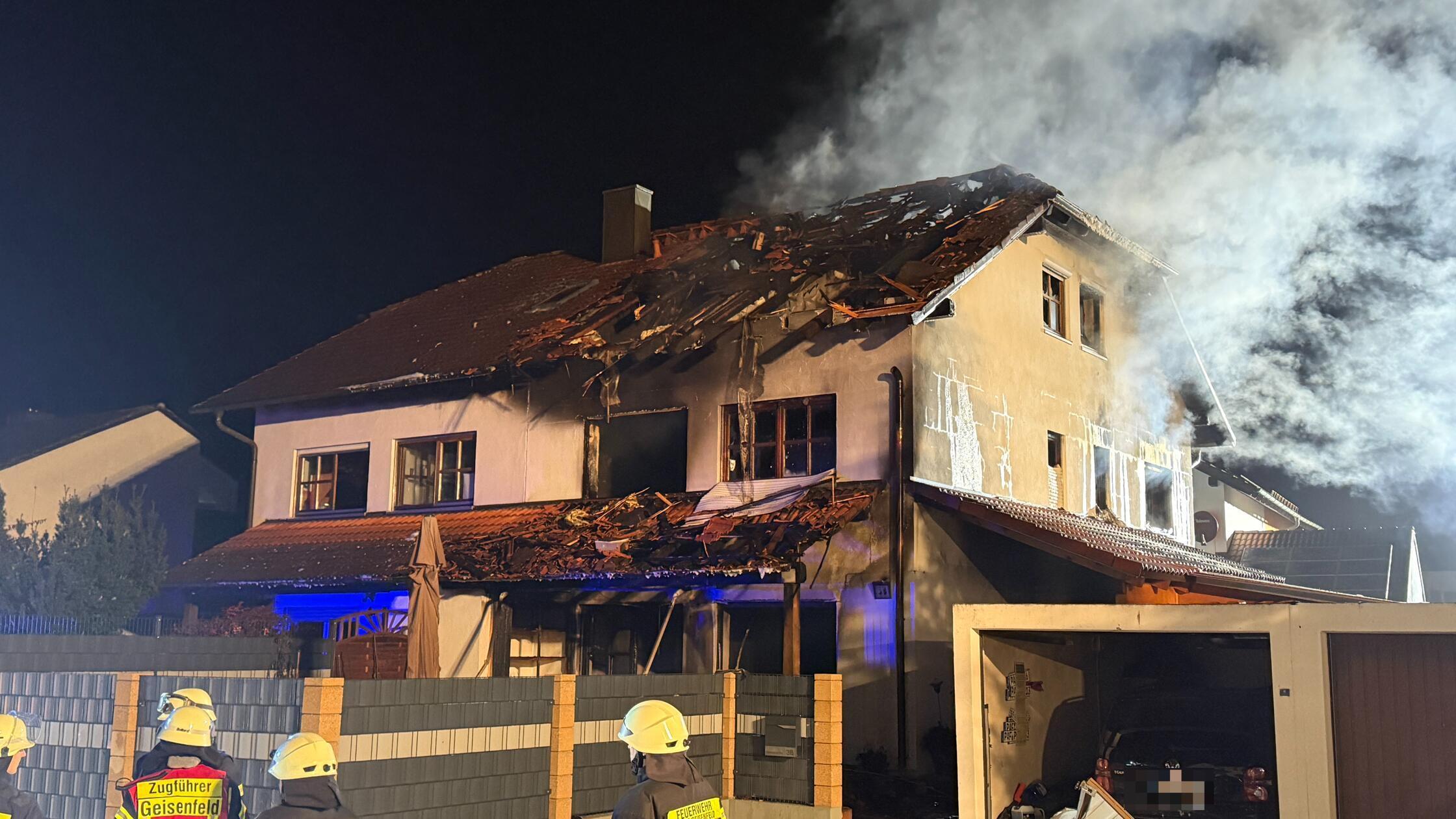 Nach Explosionsgeräusch in Bayern: Leiche in Wohnhaus gefunden - rund 140 Retter im Großeinsatz