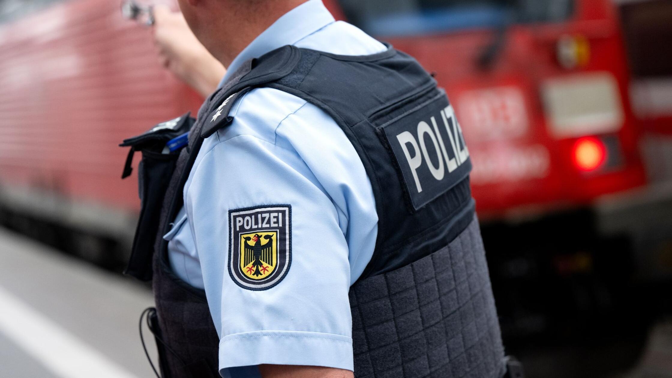 Mann bedroht und verletzt Reisende im Regionalexpress