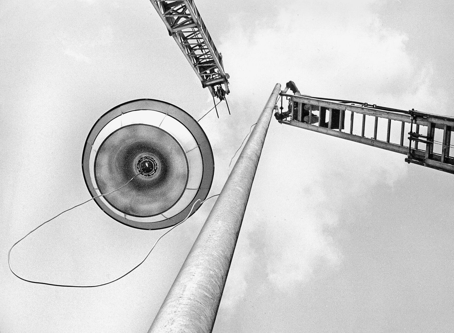 Wie eine fliegende Untertasse aus einem Retro-Science-Fiction-Film mutet aus heutiger Sicht diese Straßenlaterne an. Sie wurde im August 1966 in Nürnberg auf einen 14 Meter hohen Mast gesetzt. Unser damaliger Reporter zeigte sich vom Mut der Arbeiter beeindruckt. Hier ein Auszug aus seinem Artikel: „Die Handwerker zwischen Himmel und Erde werden nicht gefeiert wie Artisten auf dem Drahtseil. Es wird diesen Männern kaum bewusst, dass ihr Leben oft nur an einem dünnen Seil hängt. Nur beim Anblick ihres Lohnstreifens erinnern sie sich an das Vabanquespiel, wenn sie die Rubrik „Gefahrenzulage“ überfliegen.“