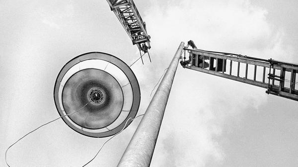 Wie eine fliegende Untertasse aus einem Retro-Science-Fiction-Film mutet aus heutiger Sicht diese Straßenlaterne an. Sie wurde im August 1966 in Nürnberg auf einen 14 Meter hohen Mast gesetzt. Unser damaliger Reporter zeigte sich vom Mut der Arbeiter beeindruckt. Hier ein Auszug aus seinem Artikel: „Die Handwerker zwischen Himmel und Erde werden nicht gefeiert wie Artisten auf dem Drahtseil. Es wird diesen Männern kaum bewusst, dass ihr Leben oft nur an einem dünnen Seil hängt. Nur beim Anblick ihres Lohnstreifens erinnern sie sich an das Vabanquespiel, wenn sie die Rubrik „Gefahrenzulage“ überfliegen.“