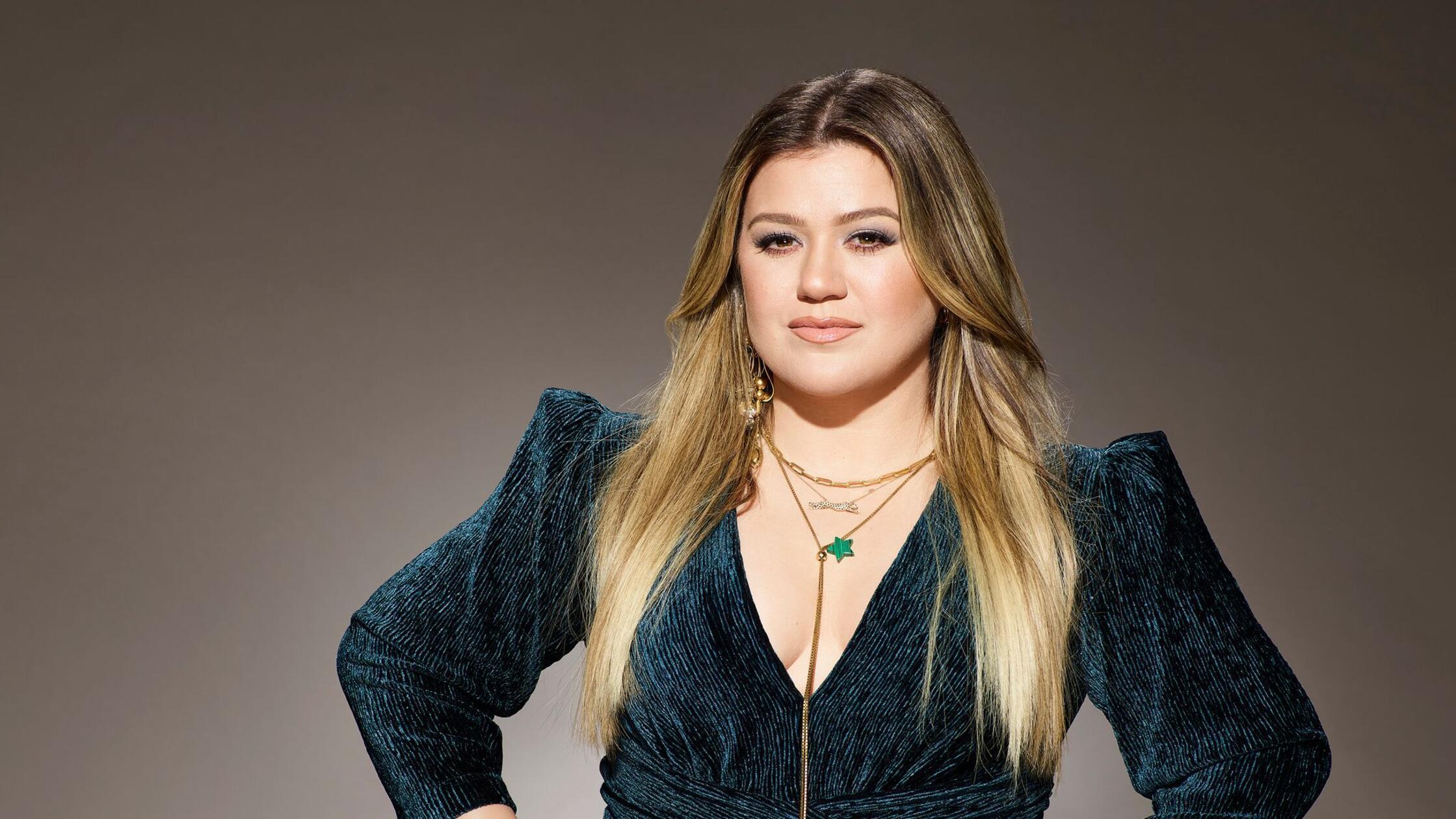 Brüste vergrößern? So schlagfertig reagiert Kelly Clarkson auf Vorschlag ihres Managers