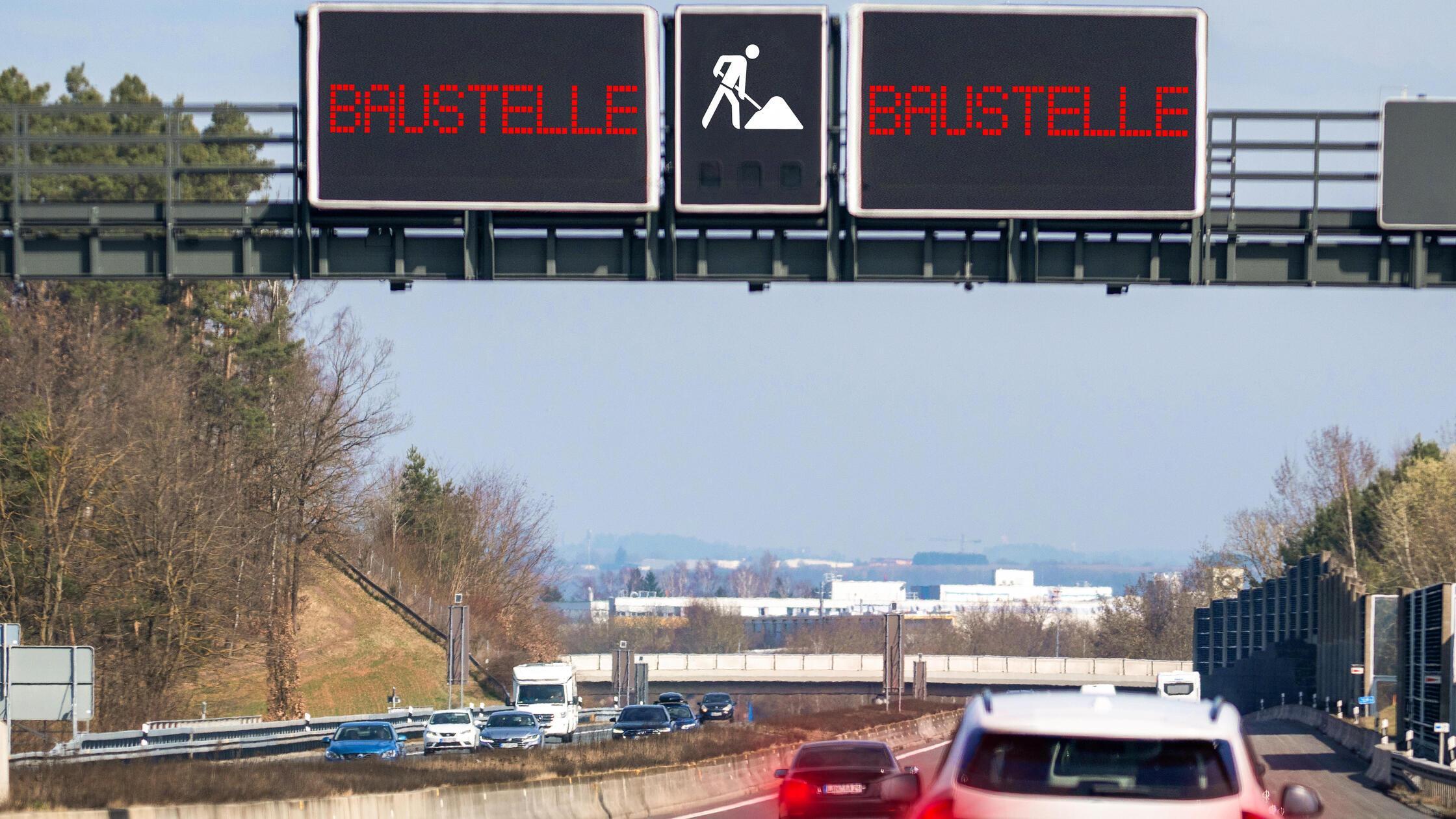 FOTOMONTAGE, Digitale Anzeige warnt Autofahrer auf