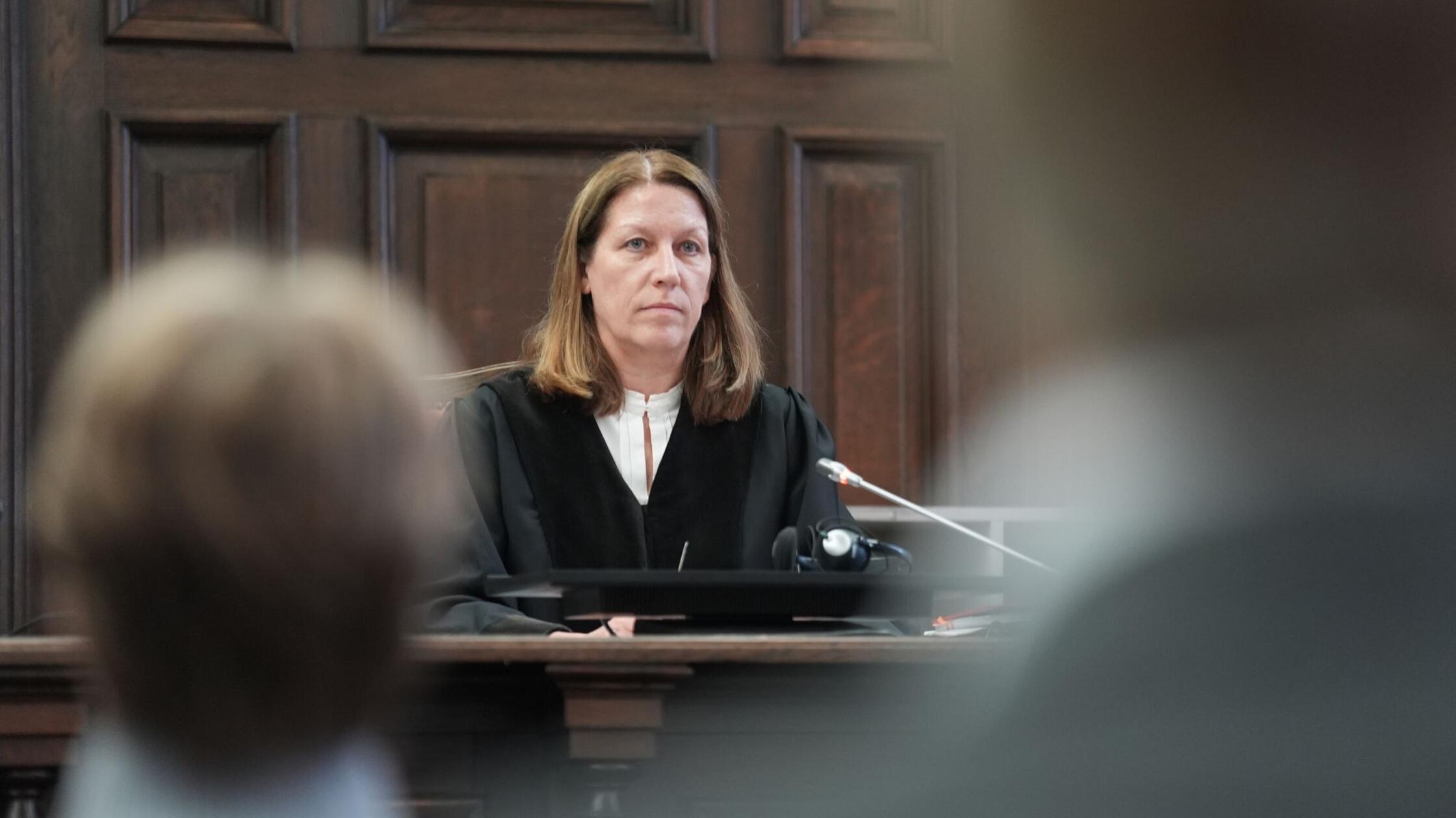 Kontakt zu Zeuge - Richterin droht Block mit Haftbefehl