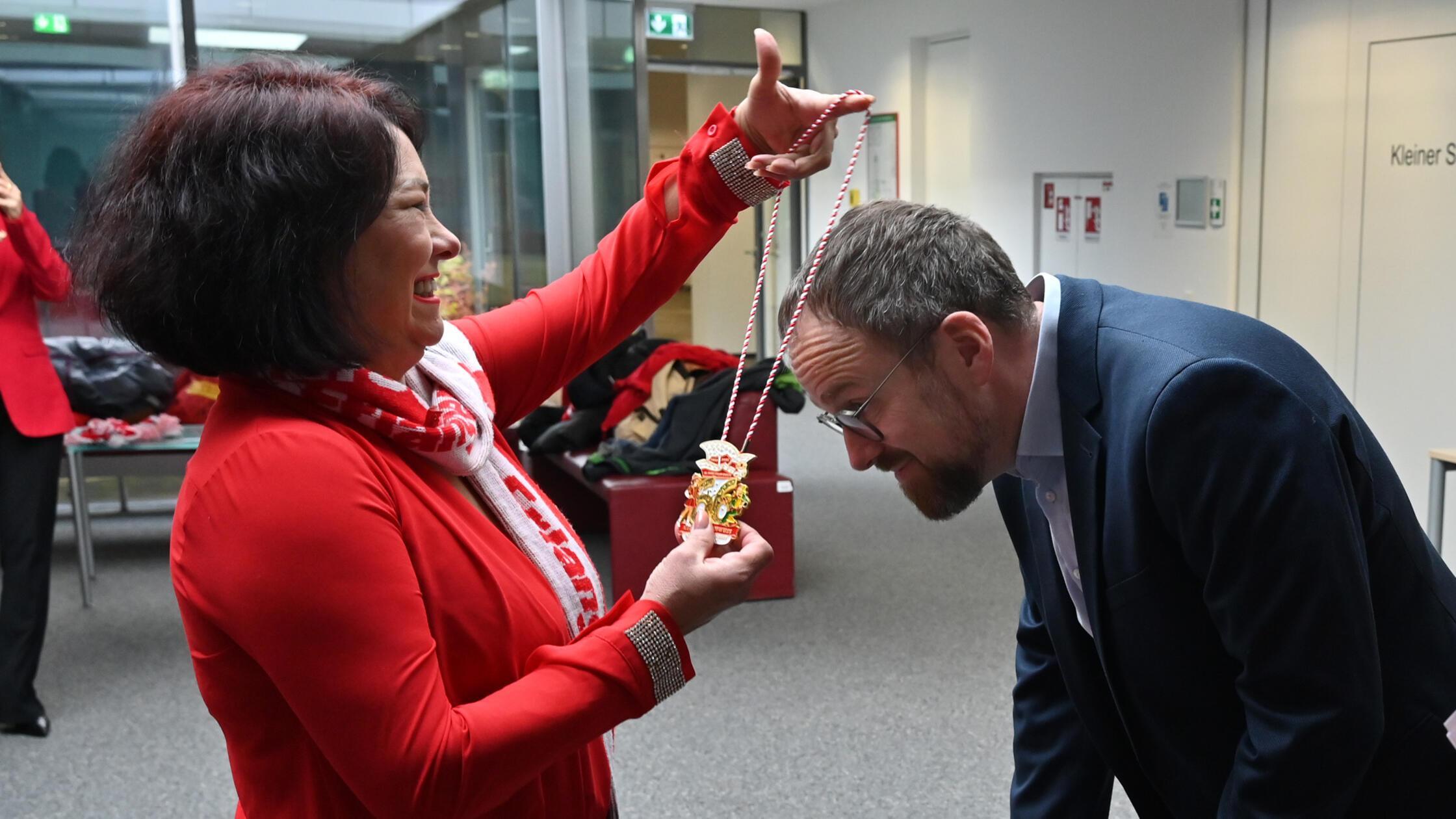 Die Narrlangia hat das Rathaus gestürmt. Oberbürge