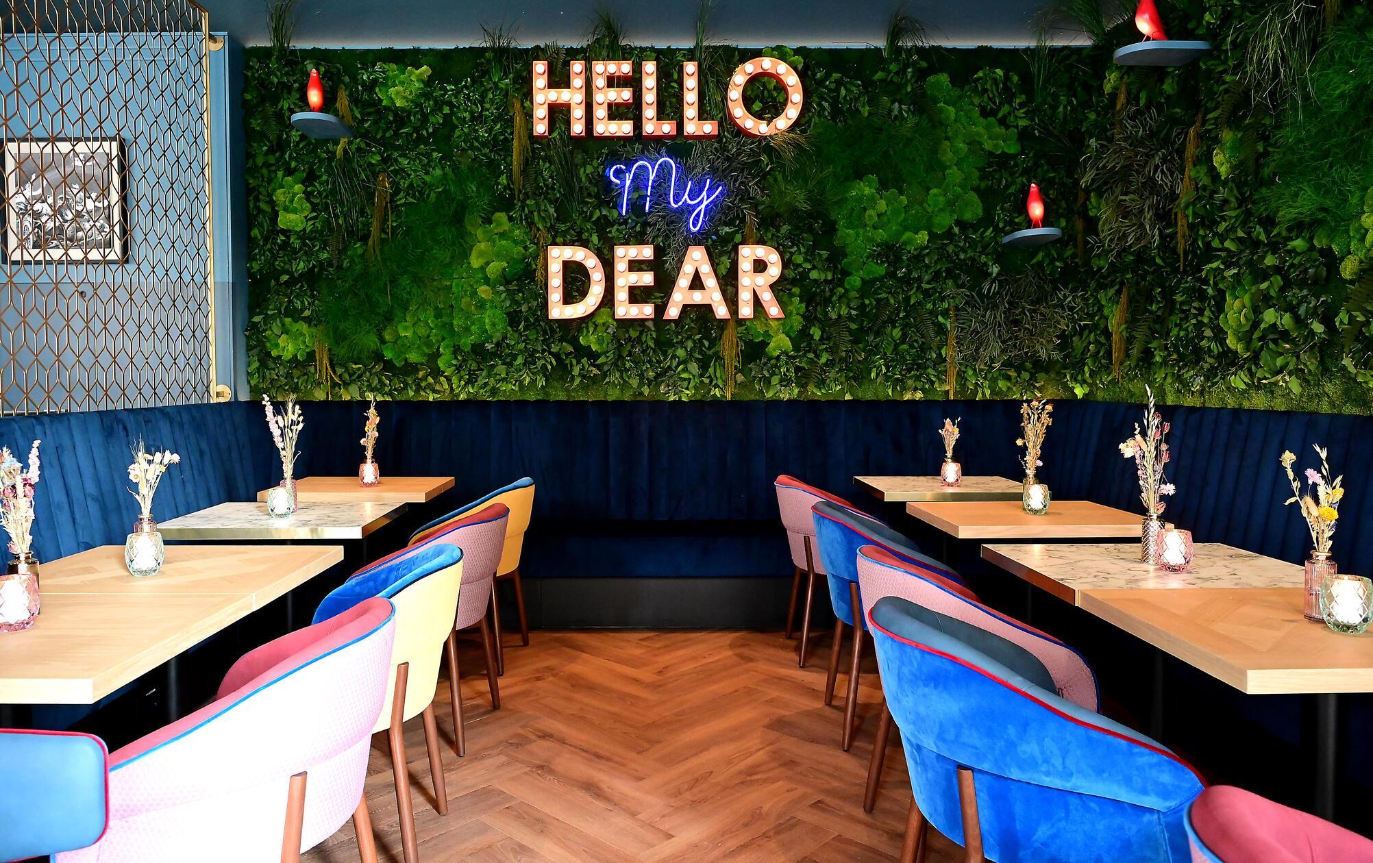 Wilma Wunder eröffnet in der Königstraße 83. Ikonisch für die Filialen der gastronomischen Kette sind die Leuchtschriften - "Hello my dear" begrüßt nahezu überall in den bundesweiten Betrieben die Gäste.