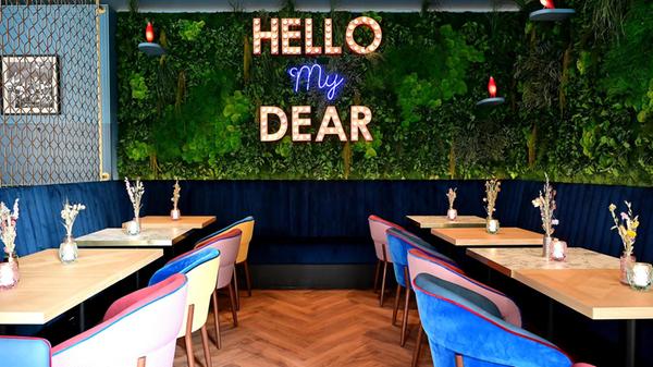 Wilma Wunder eröffnet in der Königstraße 83. Ikonisch für die Filialen der gastronomischen Kette sind die Leuchtschriften - "Hello my dear" begrüßt nahezu überall in den bundesweiten Betrieben die Gäste.