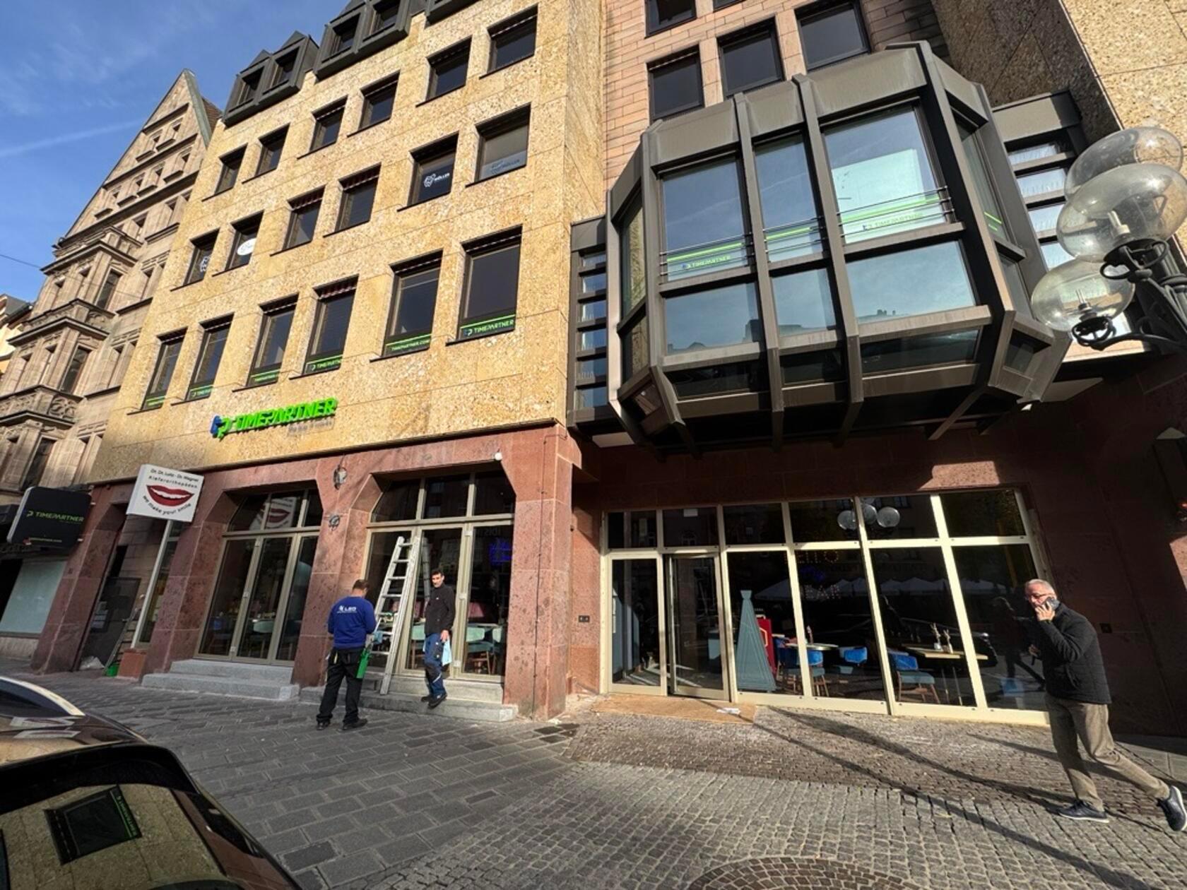 Lange war die Fassade der Königstraße 83 verbaut oder zugeklebt, jetzt offenbart sich erstmals das neue Innere. Vormals waren hier eine Aldi-Filiale sowie der alteingesessene Kartenhandel Freytag + Berndt beheimatet.