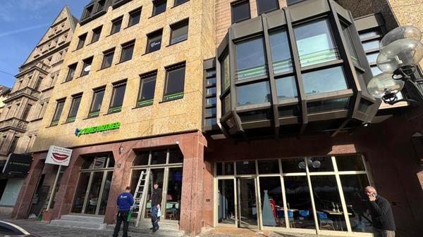 Lange war die Fassade der Königstraße 83 verbaut oder zugeklebt, jetzt offenbart sich erstmals das neue Innere. Vormals waren hier eine Aldi-Filiale sowie der alteingesessene Kartenhandel Freytag + Berndt beheimatet.