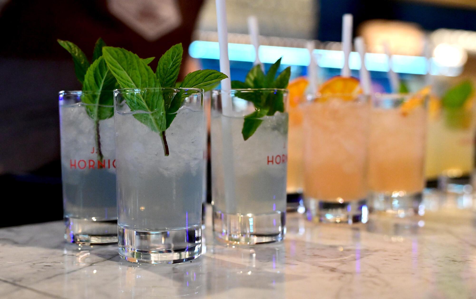 Kurz vor Eröffnung bereiten sich die Küche, die Servicekräfte und die Barkeeper auf den Eröffnungstag am 14. November vor. Rund 250 Gäste kann das Lokal beherbergen.