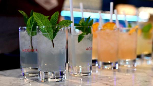 Kurz vor Eröffnung bereiten sich die Küche, die Servicekräfte und die Barkeeper auf den Eröffnungstag am 14. November vor. Rund 250 Gäste kann das Lokal beherbergen.