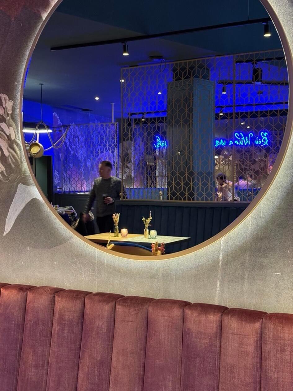 Auch Leuchtschriften und ihre Lichtstimmung sind typisch für das Ambiente der gastronomischen Kette.