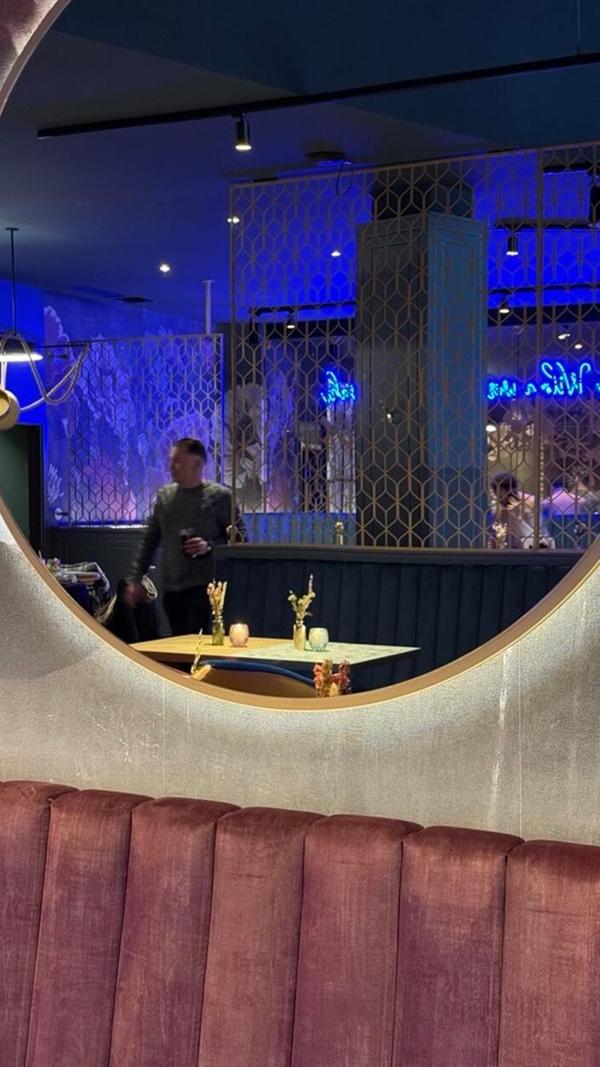 Auch Leuchtschriften und ihre Lichtstimmung sind typisch für das Ambiente der gastronomischen Kette.